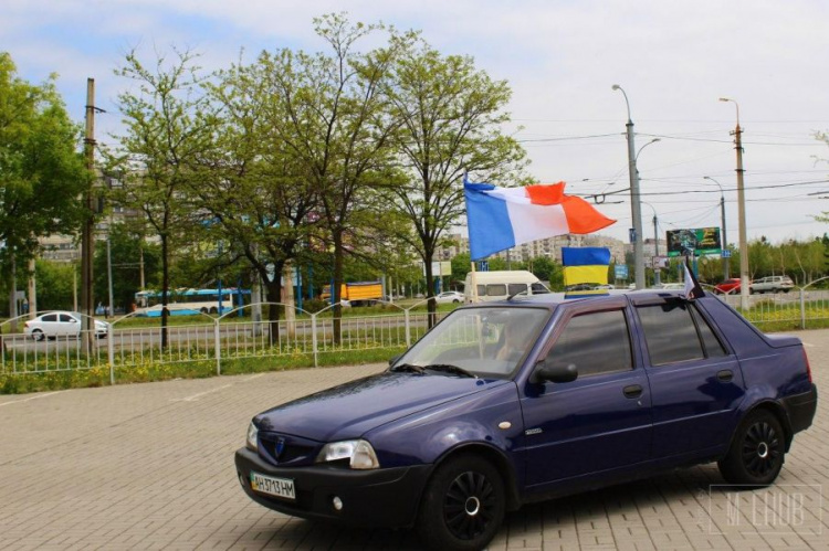 По Мариуполю проехала автоколонна с флагами стран Европы (ФОТО)
