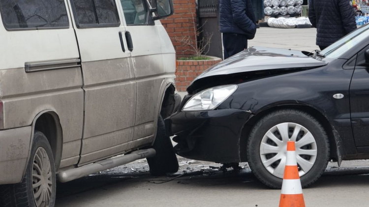 Возле авторынка в Мариуполе столкнулись легковушка и микроавтобус (ФОТО)