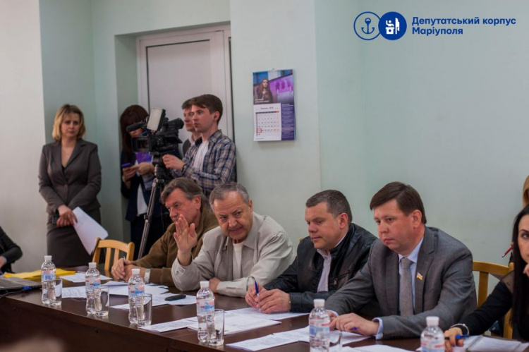 Мариупольские депутаты ищут средства на лечение ребенка (ФОТО)