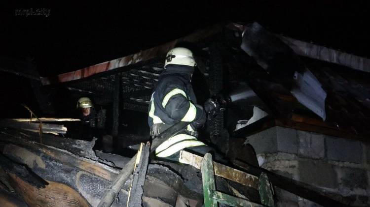 В Мариуполе пожар в частном секторе, огонь угрожал многоэтажкам (ФОТО)