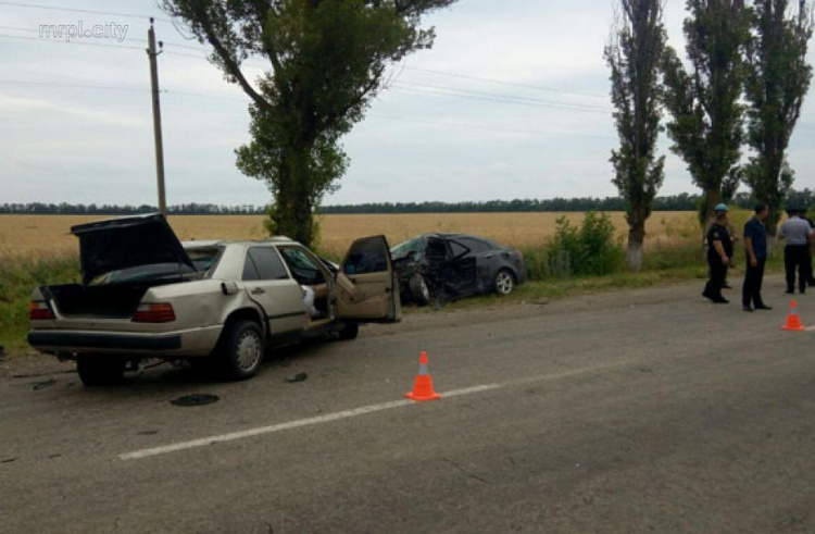 Под Мариуполем в лобовом столкновении машин погибли два человека (ФОТО)