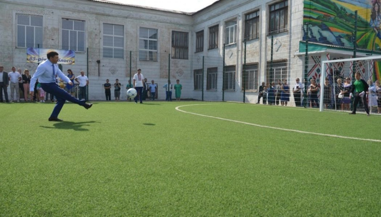 В Мариуполе у школы с вышиванкой появилось новое футбольное поле (ФОТО)