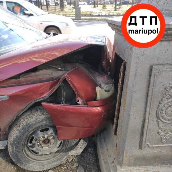 В Мариуполе автомобиль въехал в электроопору