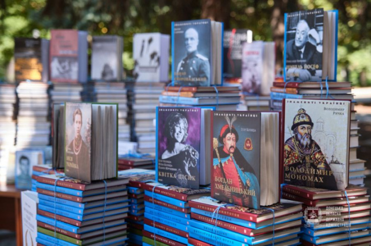 Книги об истории и выдающихся личностях Украины передали молодежи Сартаны
