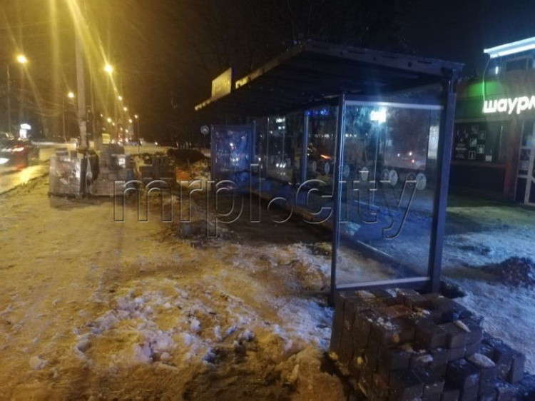 В Мариуполе на месте демонтированного алкогольного магазина установили остановочный павильон