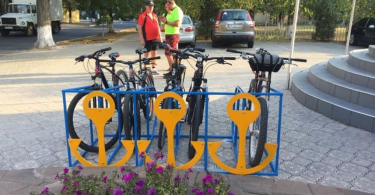 Еще одна велопарковка появилась в центре Мариуполя (ФОТОФАКТ)