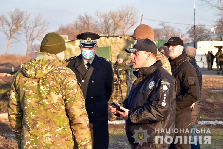 Зачем глава Нацполиции Украины посетил блокпосты под Мариуполем