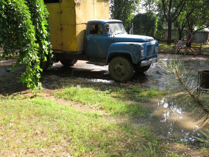В Мариуполе образовался очередной порыв водовода в заколдованном месте (ФОТО)