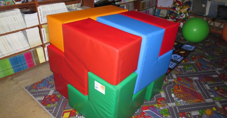 В мариупольском офисе для переселенцев появился гигантский куб-головоломка (ФОТОФАКТ)  