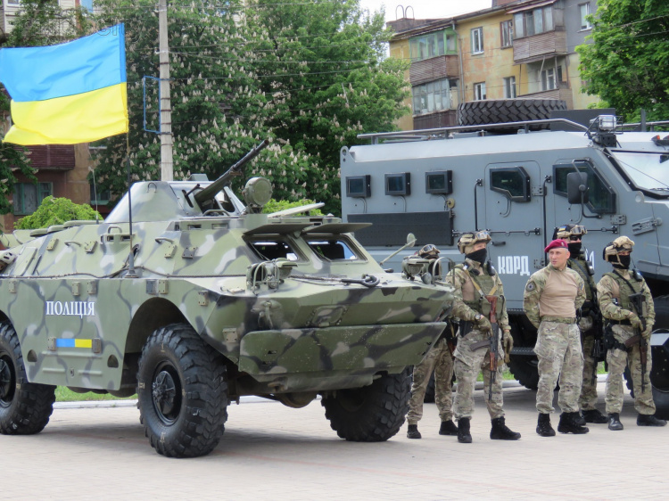 В Мариуполе новые полицейские присягнули на верность украинскому народу (ФОТО + ВИДЕО)