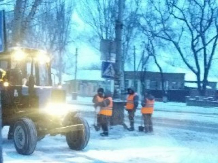 Мариуполь засыпало снегом: коммунальные службы вышли на снегоборьбу (ФОТО)