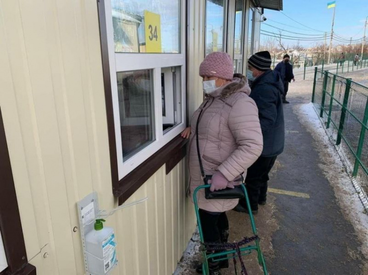 КПВВ Донбасса пересекли порядка 9 тысяч человек за неделю. Какие пункты разблокированы?