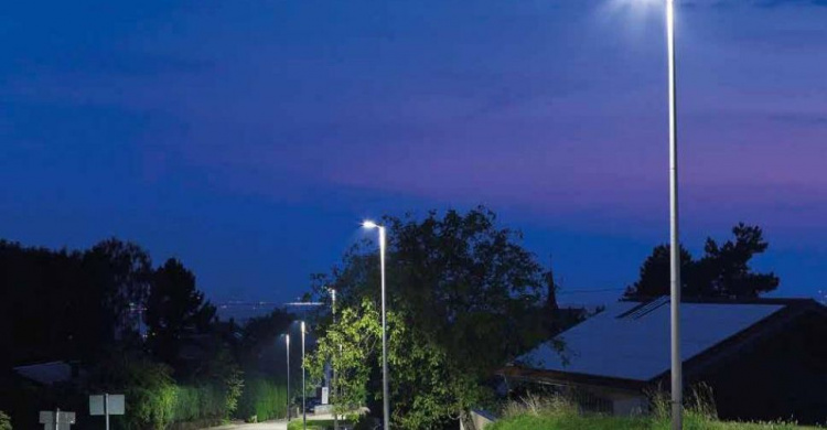 Освещают тротуар и дорогу: в центре Мариуполя установили экономичные светильники