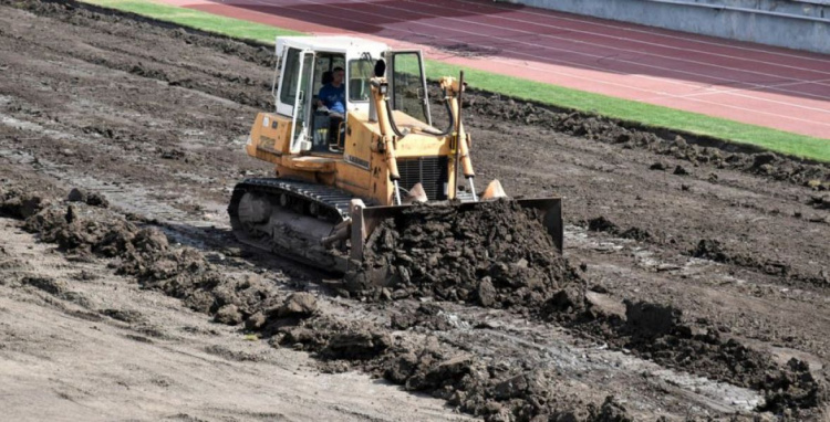 Масштабная реконструкция мариупольского стадиона: игровое поле оставили без газона