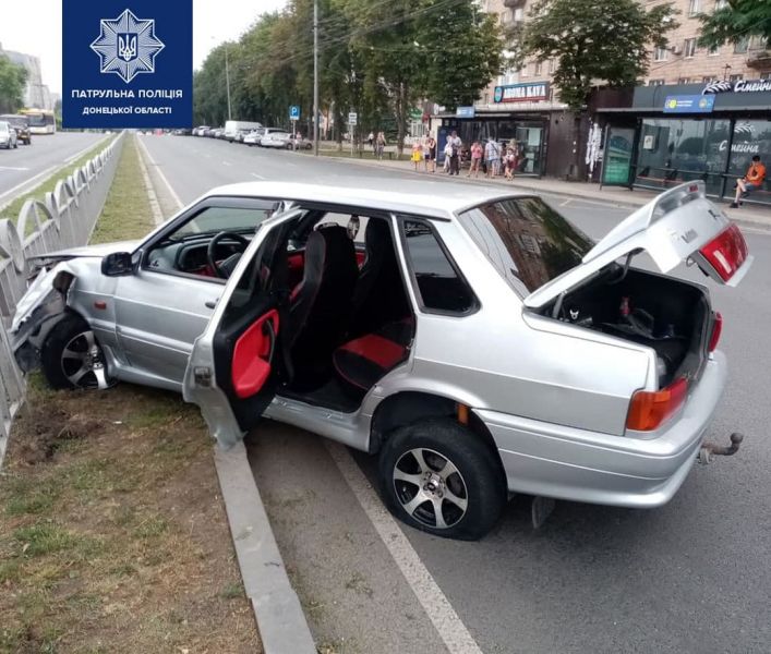 «ВАЗ» врезался в ограждение в центре Мариуполя