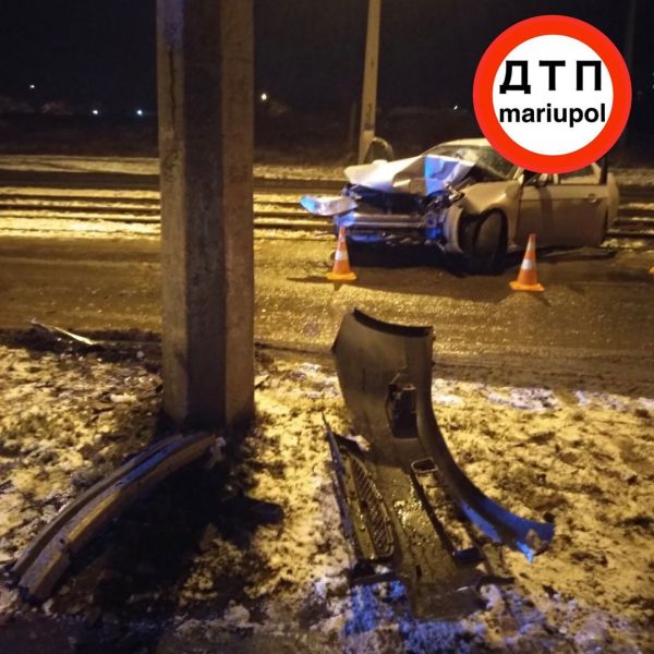 Автомобиль с пьяным водителем расплющило о столб в Мариуполе. Есть пострадавшие
