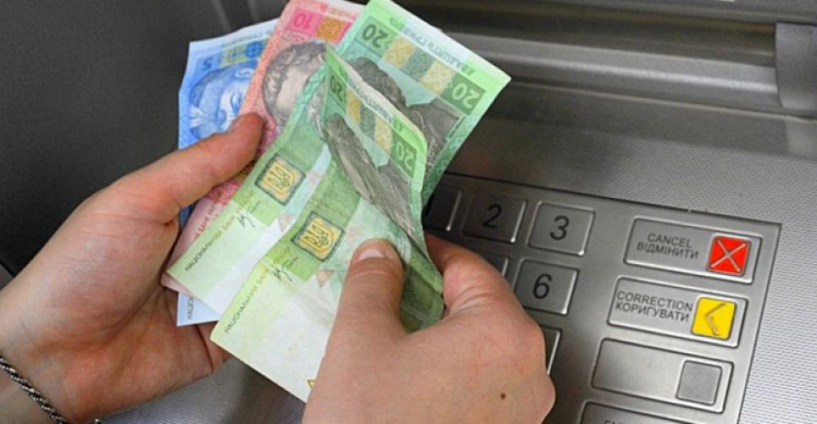Идентификация с доплатой: как «Ощадбанк» выманивает деньги переселенцев Донбасса