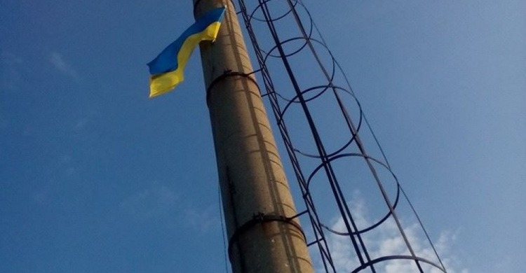 Военные подняли украинский флаг над авдеевской промзоной 