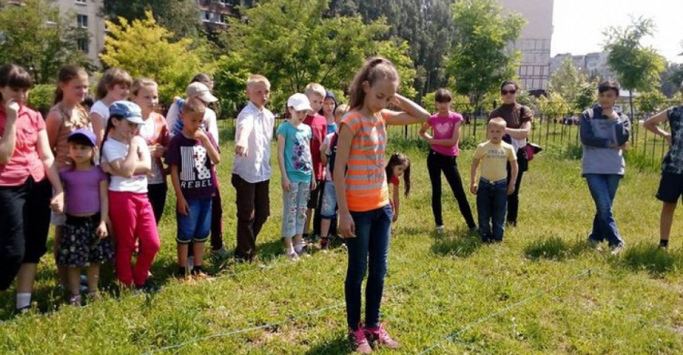 Волонтеры проведут праздники для трех тысяч детей прифронтовых городов Донбасса
