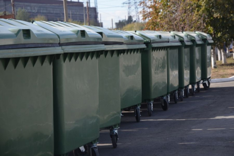 В Мариуполе железные мусорные баки заменят на 1000 пластиковых контейнеров (ФОТО)