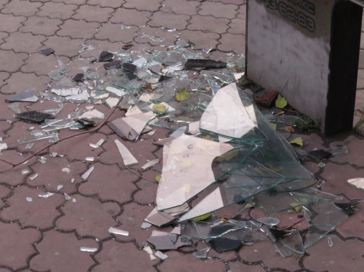Новый разрушительный кураж охватил вандалов в центре Мариуполя (ФОТОФАКТ)