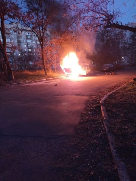 В Мариуполе восьмеро спасателей тушили горящий автомобиль