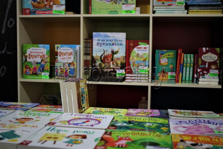 Книжная ярмарка и брокант: в центре Мариуполя можно сделать покупки «для души»
