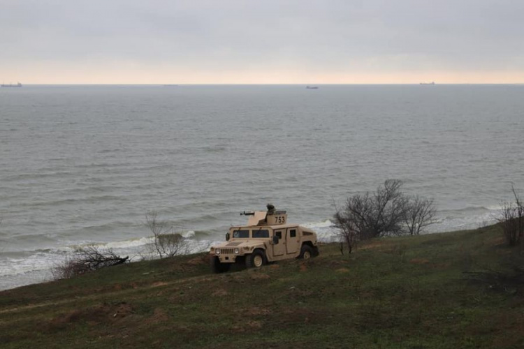 Побережье вблизи Мариуполя под замком: пограничники патрулируют на американских Humvee (ФОТО+ВИДЕО)
