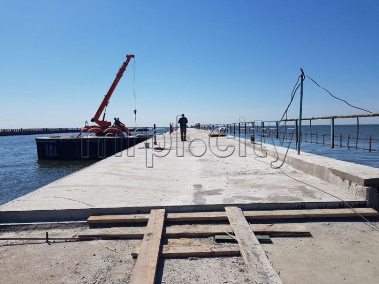 Более 300 тонн бетона и 60 тонн стали: в Мариуполе рекордными темпами реконструируют пирс