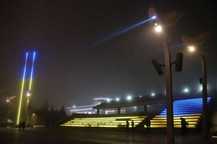 Вечернюю мариупольскую площадь освещают сине-желтые цвета