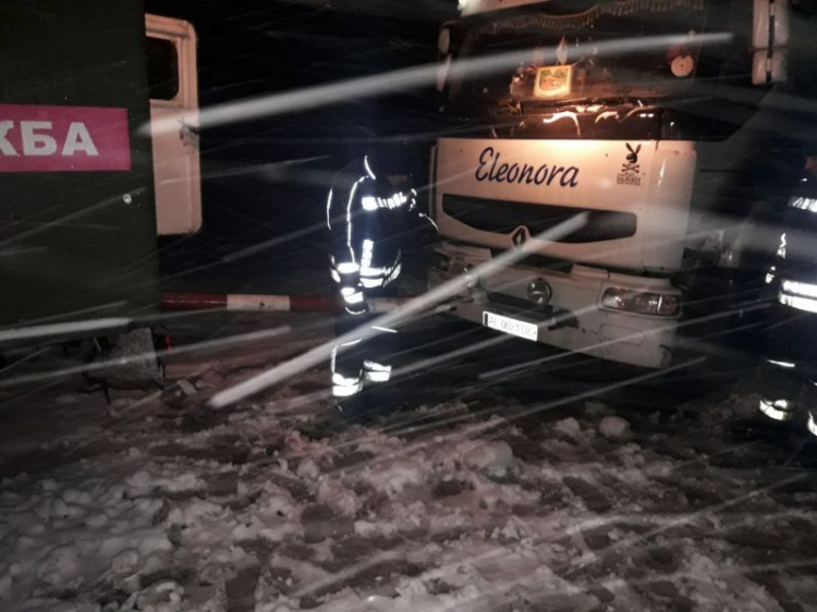 Донетчину занесло снегом: в ловушке оказались более 50 транспортных средств (ФОТО)