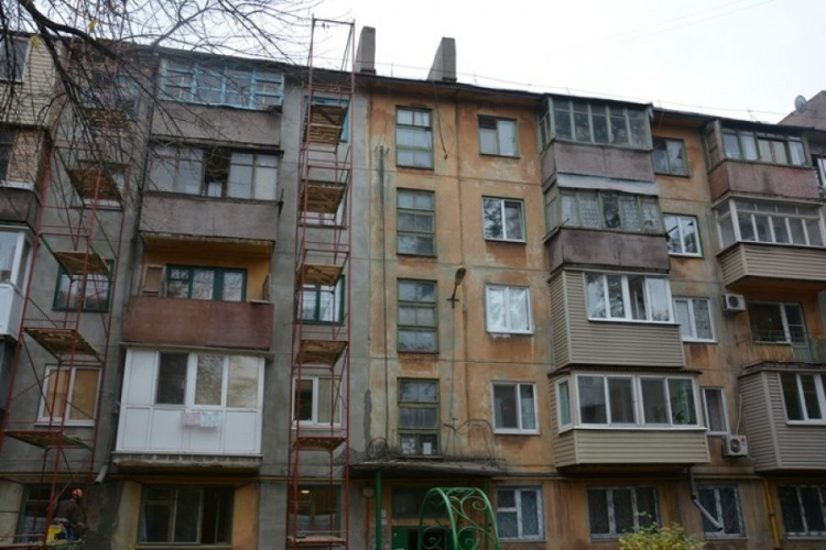 Поощрение самостоятельности: Мариуполь помогает ремонтировать дома в ОСМД (ФОТО)