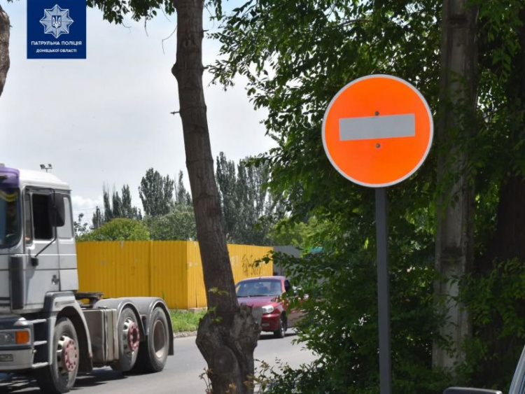 В Центральном районе Мариуполя изменили схему движения транспорта и установили новые дорожные знаки