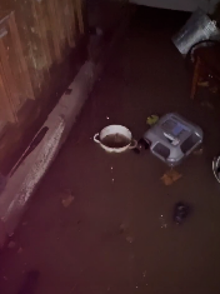 Жилые дома и дворы на мариупольской Новоселовке утонули в дождевой воде. Жители в отчаянии
