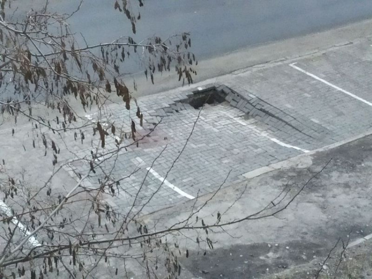 На парковке в Мариуполе тротуар ушел под землю (ДОПОЛНЕНО)