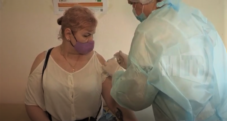 Ежедневно в Мариуполе вакцинируют более 300 жителей. Какие вакцины доступны?