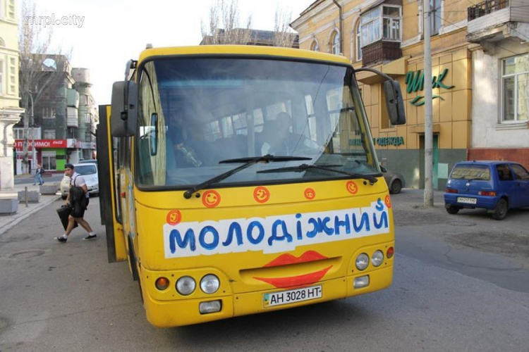 В Мариуполе появился гламурный автобус-«девушка» (ФОТОФАКТ)