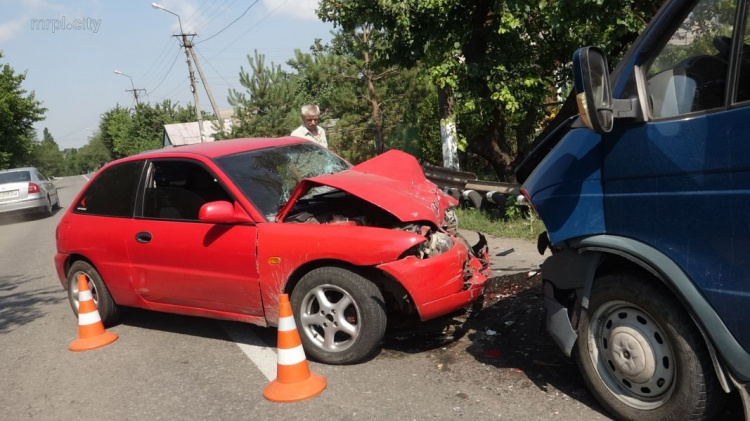 В Мариуполе автомобили не поделили дорогу: один из водителей в больнице (ФОТО)