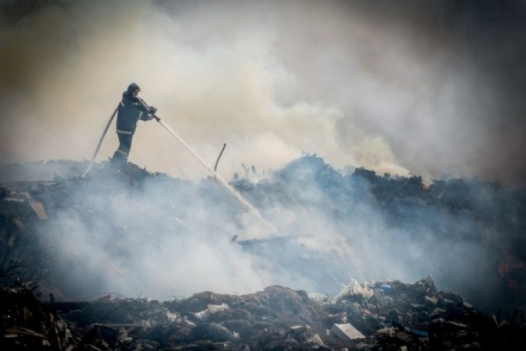 Почти пять часов спасатели тушили полигон твердых бытовых отходов в Мариуполе