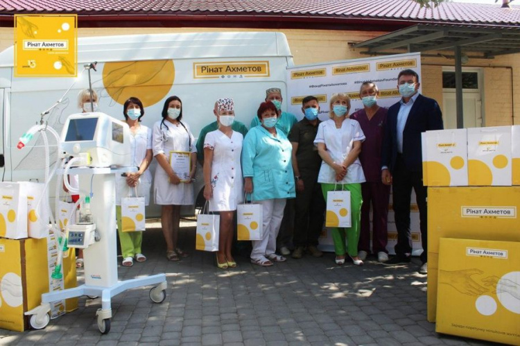 Фонд Рината Ахметова и Метинвест передали современный аппарат ИВЛ медикам Авдеевки