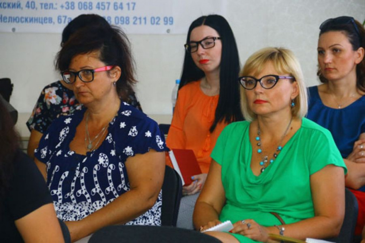 В Мариуполе ищут способы реабилитации неблагополучных родителей (ФОТО)