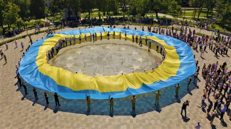 Мариупольцам показали 100-метровый флаг Украины с высоты птичьего полета