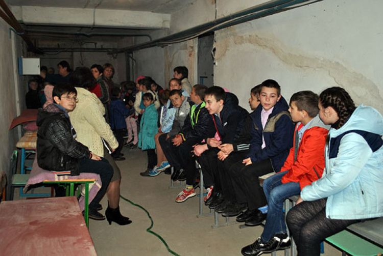 В прифронтовых поселках под Мариуполем школьники снова прятались в бомбоубежищах (ФОТО)