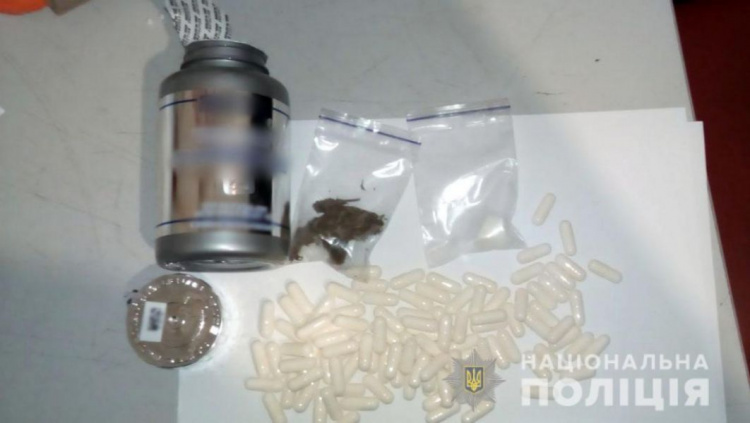 «Неспортивные» добавки: на Донетчину прислали почтой наркотики и гранату