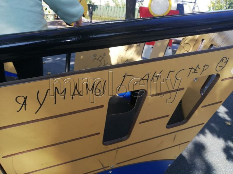 Хулиганы испортили антивандальную детскую площадку в Мариуполе