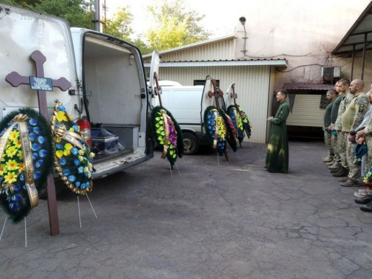 В Мариуполе попрощались с погибшими на Донбассе военными (ФОТО)