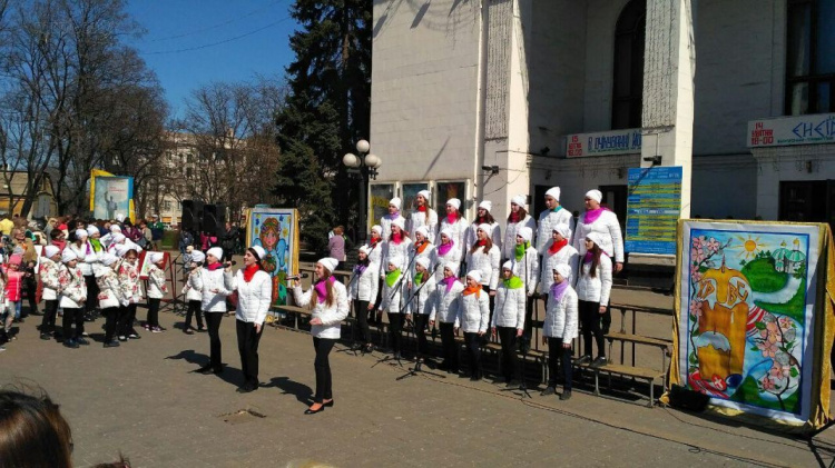 Мариупольцы вышли на Пасхальные гулянья в Театральный сквер (ФОТОРЕПОРТАЖ)