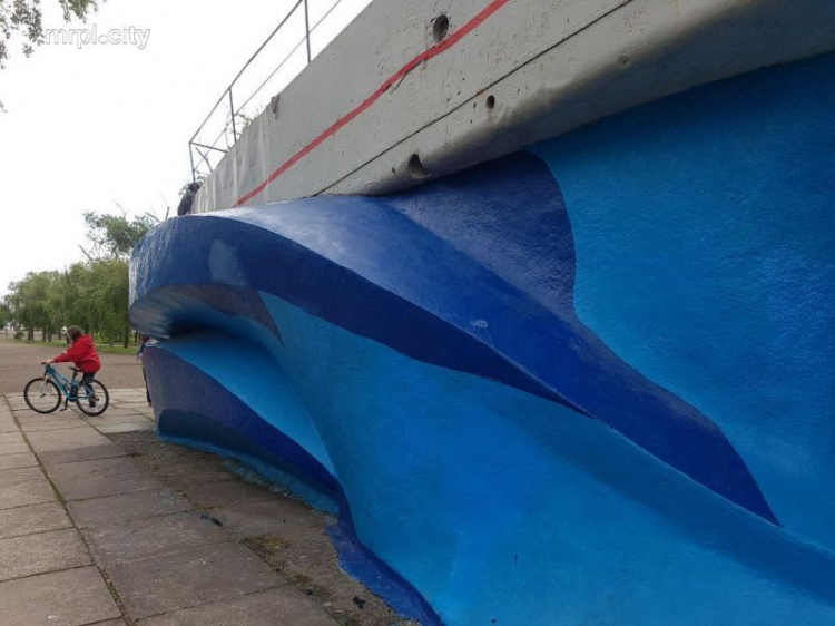 С памятника морякам-десантникам в Мариуполе исчезли следы вандалов (ФОТОФАКТ)