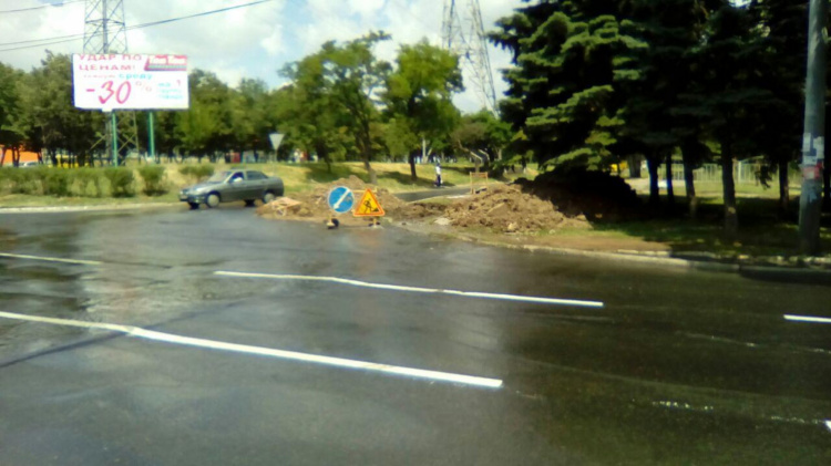 Сразу на двух улицах Мариуполя произошел прорыв трубопровода (ФОТО+ВИДЕО)