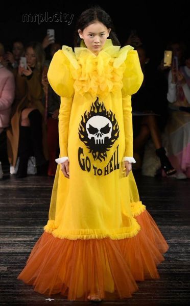 Дом моды Viktor & Rolf выпустил платья с мемными слоганами (ФОТО+ВИДЕО)